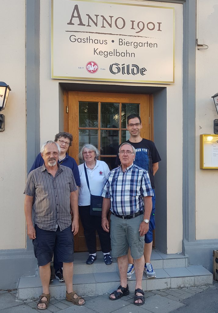 Helmut Reitberger, Cathrin Rubel-Stange, Angela Dernbach, Hans-Werner Metzing & Hendrik Knop (v.L.n.R.): VDAPG-Vorstand vor dem "Gilde-Biergarten" ANNO 1901 in Hannover