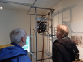  Peter und Ludger bestaunen ein Uhrwerk in der Uhrmacher-Werkstatt im Frelichtmuseum