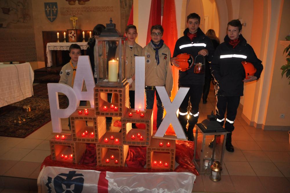 Pfadfinder aus Deutschland und Frankreich beim Friedenslicht in Leidingen