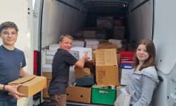 Helfende Hände des Stammes Exploris in Hehler bei der Rettung der Archivalien
