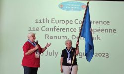 Die dänische internationale Beauftragte Birthe Ømark übergibt das Banner der Europakonferenz an ihre deutsche Amtskollegin Angela Dernbach
